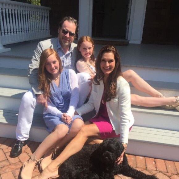 Brooke Shields, son mari Chris Henchy et leurs filles Rowan et Grier. Avril 2017.