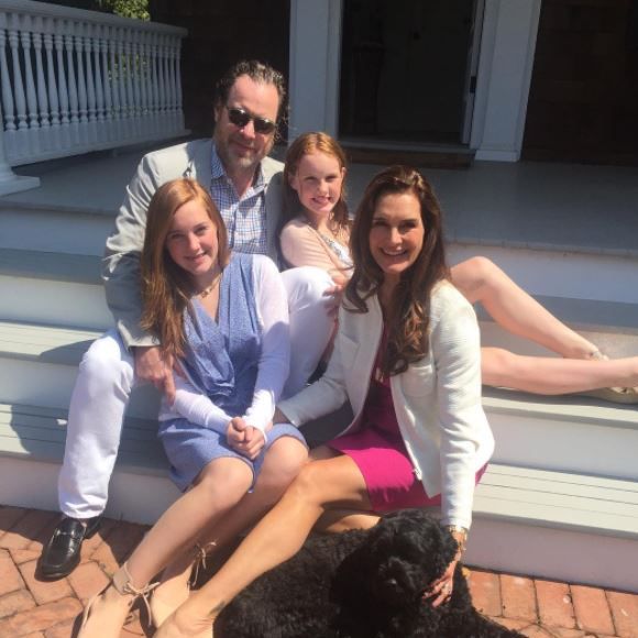 Brooke Shields, son mari Chris Henchy et leurs filles Rowan et Grier. Avril 2017.