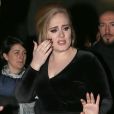 La chanteuse Adele rencontre ses fans lors de son arrivée à Milan, en Italie, le 4 décembre 2015.