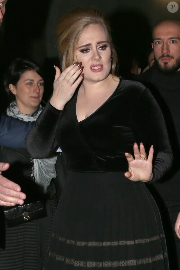 La chanteuse Adele rencontre ses fans lors de son arrivée à Milan, en Italie, le 4 décembre 2015.