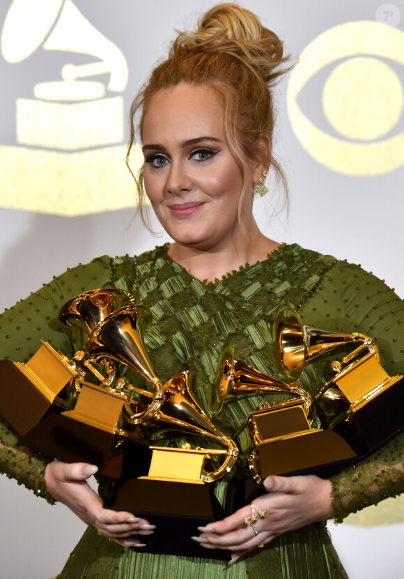 Adele pose avec ses récompenses à la 59e soirée annuelle des Grammy Awards au théâtre Microsoft à Los Angeles, le 12 février 2017