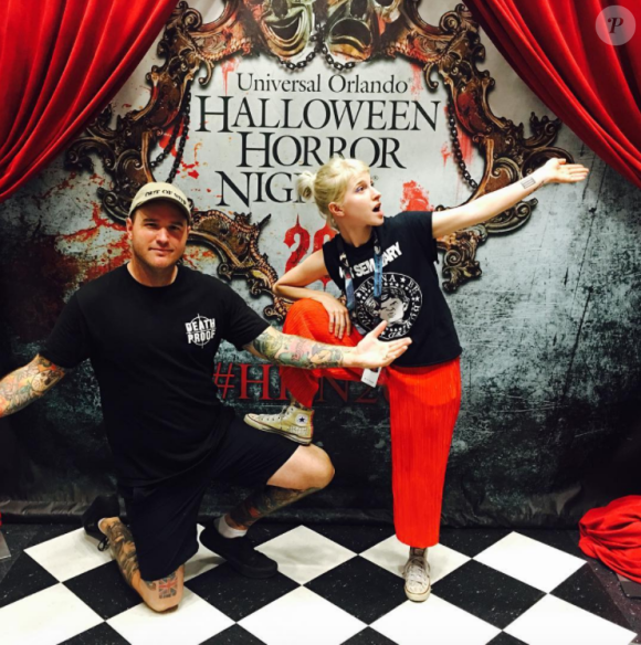 Hayley Williams de Paramore et Chad Gilbert de New Found Glory ont annoncé leur séparation le 1er juillet 2017, après neuf années de relation et un an et demi après leur mariage. Photo Instagram.