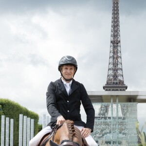 Guillaume Canet 3ème prix Metrobus lors de la remise du Prix Metrobus (1.35/1.40) lors du Longines Paris Eiffel Jumping au Champ de Mars à Paris le 30 juin 2017. © Olivier Borde / Veeren / Bestimage