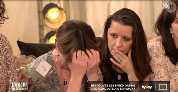 Laetitia en larmes après la décision de Sébastien, qui a choisi d'inviter chez lui Emilie et Noura dans "L'amour est dans le pré" (M6) le 3 juillet 2017.