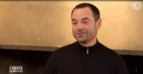 Laetitia en larmes après la décision de Sébastien, qui a choisi d'inviter chez lui Emilie et Noura dans "L'amour est dans le pré" (M6) le 3 juillet 2017.