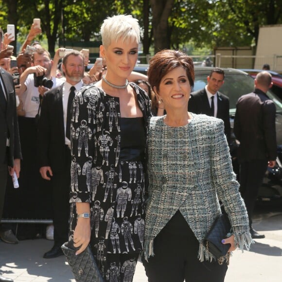 Katy Perry et sa mère Mary - Deuxième défilé de mode "Chanel", collection Haute Couture automne-hiver 2017/2018, au Grand Palais à Paris. Le 4 juillet 2017 © CVS - Veeren / Bestimage