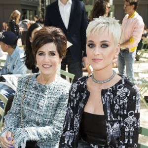 Katy Perry et sa mère Mary - Défilé de mode "Chanel", collection Haute Couture automne-hiver 2017/2018, au Grand Palais à Paris. Le 4 juillet 2017. © Olivier Borde/Bestimage