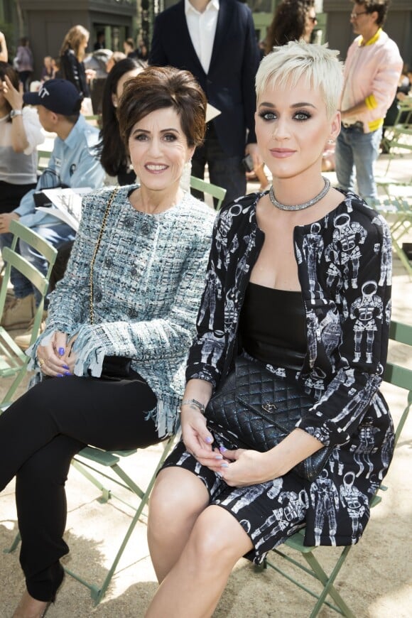 Katy Perry et sa mère Mary - Défilé de mode "Chanel", collection Haute Couture automne-hiver 2017/2018, au Grand Palais à Paris. Le 4 juillet 2017. © Olivier Borde/Bestimage