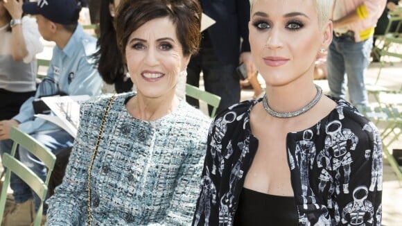 Fashion Week : Katy Perry et sa mère, Cara Delevingne... épatées par Chanel