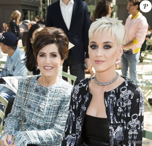 Katy Perry et sa mère Mary - Défilé de mode "Chanel", collection Haute Couture automne-hiver 2017/2018, au Grand Palais à Paris. Le 4 juillet 2017. © Olivier Borde/Bestimage
