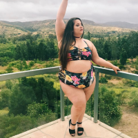 Victime de body shaming, un mannequin grande taille s'énerve dans un avion