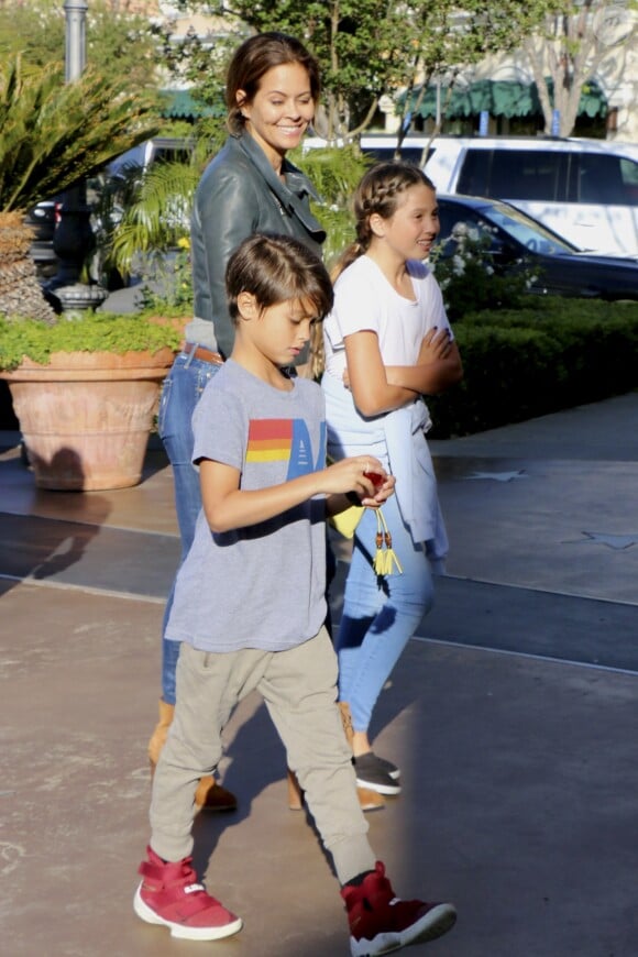 Exclusif - Brooke Burke et son mari David Charvet avec leurs enfants Shaya Braven et Heaven Rain arrivent au cinéma à Calabasas le 14 avril 2017.© CPA/Bestimage