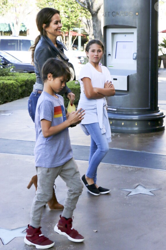 Exclusif - Brooke Burke et son mari David Charvet avec leurs enfants Shaya Braven et Heaven Rain arrivent au cinéma à Calabasas le 14 avril 2017.© CPA/Bestimage