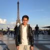 Shaya, le fils de David Charvet pose devant la Tour Eiffel à Paris. Juillet 2017