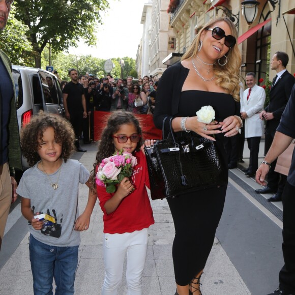 Mariah Carey quitte l'hôtel plaza avec ses enfants. Le 24 juin 2017