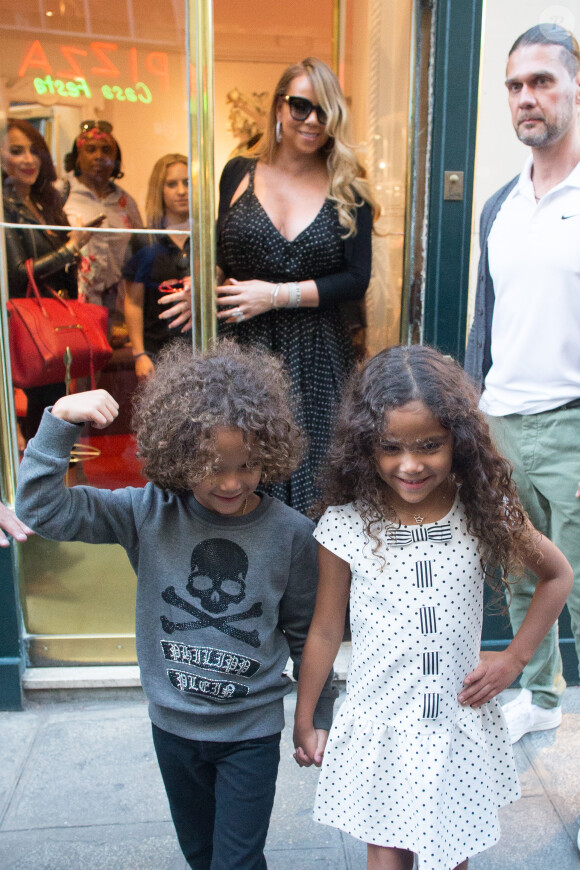 Mariah Carey fait du shopping chez Louboutin, pendant que ses enfants Monroe et Moroccan mangent une pizza au milieu de la boutique, à Paris, le 23 juin 2017.