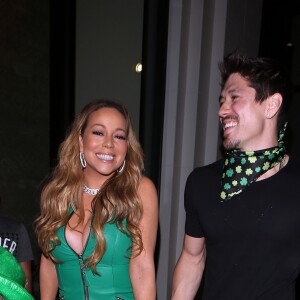 Mariah Carey, vêtue d'une robe en cuir verte avec compagnon Bryan Tanaka arrivent au restaurant Catch dans une magnifique voiture décapotable verte le jour de la St Patrick à West Hollywood le 17 mars 2017.
