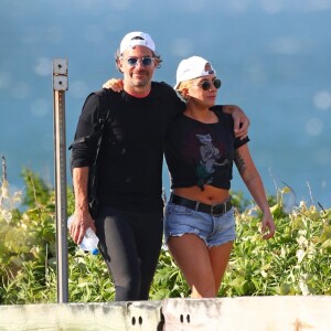 Exclusif - Lady Gaga et son compagnon Christian Carino se promènent le long de la plage dans les Hamptons à New York le 20 juin 2017.