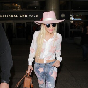 Lady Gaga arrive à l'aéroport de LAX à Los Angeles, le 8 décembre 2016