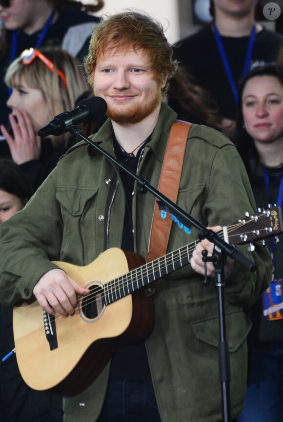 Ed Sheeran chante sur le plateau du "NBC's Today Show" au Rockefeller Plaza à New York, le 8 mars 2017