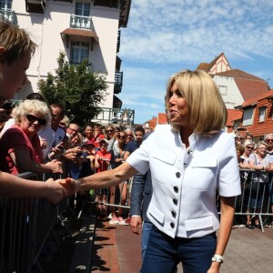 La première dame de France Brigitte Macron (Trogneux) à l'extérieur de la mairie du Touquet, le 11 juin 2017, où le couple a voté pour le 1er tour des élections législatives. © Sébastien Valiela/Bestimage