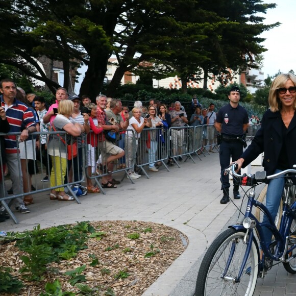 Le président de la République française Emmanuel Macron et sa femme, la première dame Brigitte Macron (Trogneux) font un bain de foule avant de partire faire une balade à vélo au Touquet, France, le 10 juin 2017. © Sébastien Valiela/Bestimage