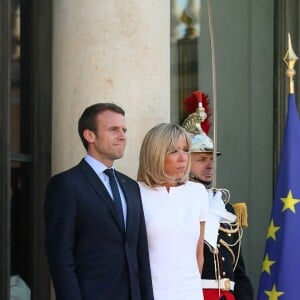 Le président de la République française Emmanuel Macron et sa femme, la première dame Brigitte Macron (Trogneux) raccompagnent le président du Guatemala Jimmy Morales et sa femme, la première dame Hilda Patricia Morales au palais de l'Elysée à Paris, le 8 juin 2017, après un entretien. © Sébastien Valiela/Bestimage