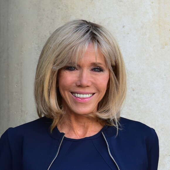 La princesse Mary de Danemark reçue officiellement par la femme du président de la république française, Brigitte Macron (Trogneux) sur le perron du palais de l'Élysée à Paris le 6 juin 2017. © Giancarlo Gorassini / Bestimage