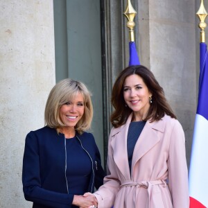 La princesse Mary de Danemark reçue officiellement par la femme du président de la république française, Brigitte Macron (Trogneux) sur le perron du palais de l'Élysée à Paris le 6 juin 2017. © Giancarlo Gorassini / Bestimage