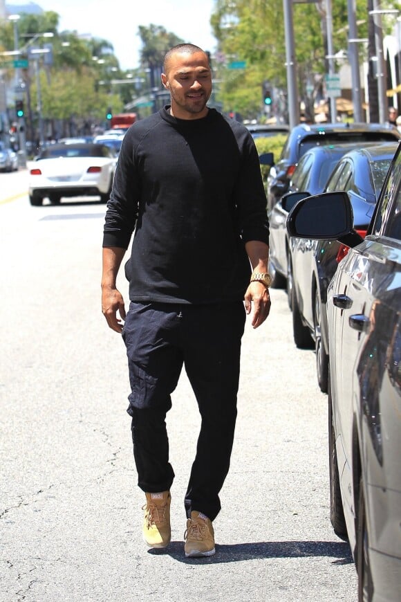 Jesse Williams se promène à Beverly Hills le 9 juin 2017.