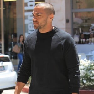 Jesse Williams se promène à Beverly Hills le 9 juin 2017.