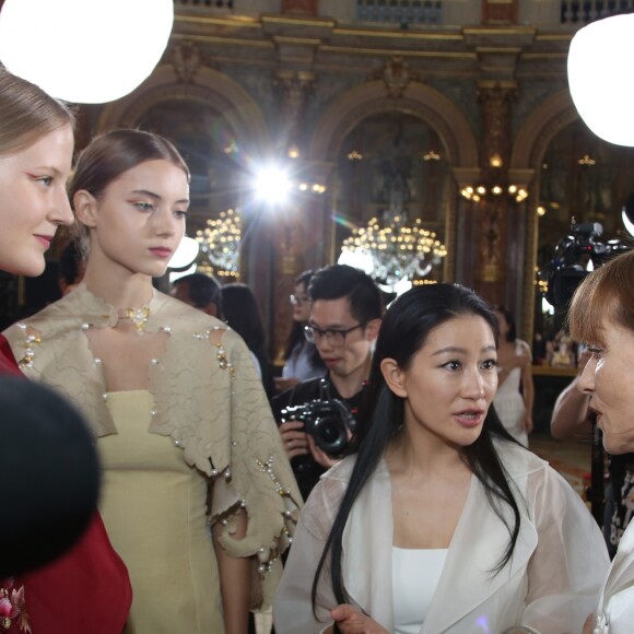 Isabelle Huppert et la designer Lan Yu - Défilé de mode Lanyu, collection Couture automne-hiver 2017/2018 à l'hôtel Intercontinental à Paris, le 5 juillet 2017. © Denis Guignebourg / Bestimage