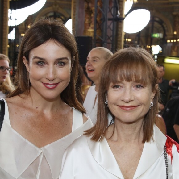 Isabelle Huppert et Elsa Zylberstein - Défilé de mode Lanyu, collection Couture automne-hiver 2017/2018 à l'hôtel Intercontinental à Paris, le 5 juillet 2017. © Denis Guignebourg / Bestimage