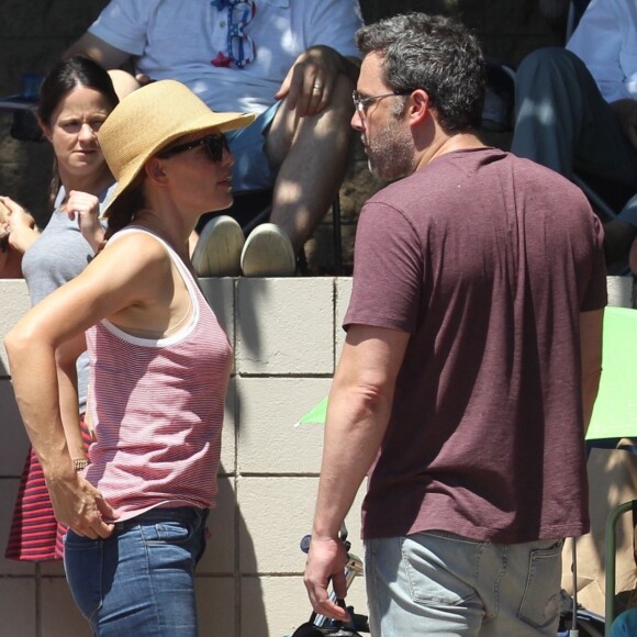Ben Affleck et Jennifer Garner assistent avec leurs enfants Violet, Seraphina et Samuel à la parade patriotique du 4 juillet à Pacific Palisades, le 4 juillet 2017