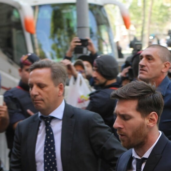 Lionel Messi et son père Jorge Horacio Messi arrivent au tribunal pour son procès pour fraude fiscale à Barcelone, le 2 juin 2016.