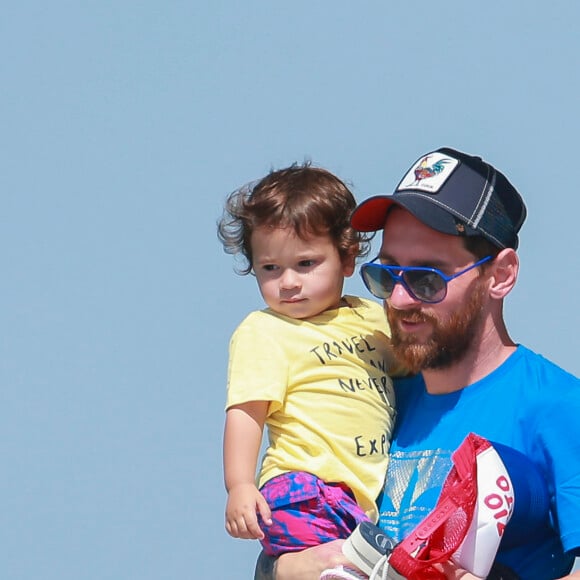 Exclusif - Prix spécial - No Web - Lionel Messi passe ses vacances avec sa compagne Antonella Roccuzzo et leurs fils Mateo et Thiago sur un yacht à Formentera en Espagne le 15 juin 2017.  Exclusive - For Germany call for price - Please hide children's face prior to the publication - Soccer player Lionel Messi with Antonella Roccuzzo and children Mateo and Thiago on holidays in Formentera, Spain onThursday 15 June, 2017.15/06/2017 - Formentera