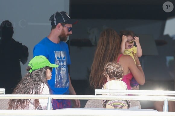 Exclusif - Lionel Messi passe ses vacances avec sa compagne Antonella Roccuzzo et leurs fils Mateo et Thiago sur un yacht à Formentera en Espagne le 15 juin 2017.