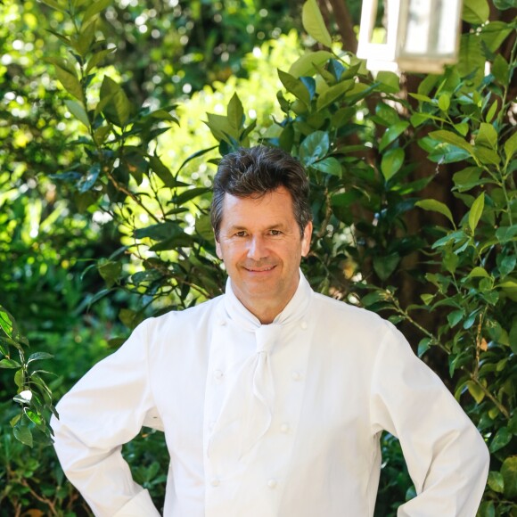 Exclusif - Le chef Christophe Leroy lors de l'Ouverture du restaurant vegan éphémère de Pamela Anderson "La Table du Marché by Pamela" à Ramatuelle le 4 juillet 2017. La Table du Marché, c'est son nom, d'une capacité de 250 couverts ouvrira tous les soirs pendant 50 jours dans le cadre privilégié du restaurant du chef Christophe Leroy, les Moulins de Ramatuelle aux environs de Saint-Tropez. Celui-ci a prêté à Pamela Anderson son auberge de campagne et décline pour elle les thèmes "végan, romantique, dolce vita et féministe". © Philippe Doignon/Bestimage