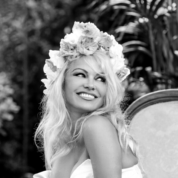 Exclusif - Pamela Anderson pose lors de l'ouverture de son restaurant vegan éphémère "La Table du Marché by Pamela" à Ramatuelle le 4 juillet 2017. La Table du Marché, c'est son nom, d'une capacité de 250 couverts ouvrira tous les soirs pendant 50 jours dans le cadre privilégié du restaurant du chef Christophe Leroy, les Moulins de Ramatuelle aux environs de Saint-Tropez. Celui-ci a prêté à Pamela Anderson son auberge de campagne et décline pour elle les thèmes "végan, romantique, dolce vita et féministe". © Philippe Doignon/Bestimage