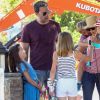 Ben Affleck et Jennifer Garner assistent avec leurs enfants Violet, Seraphina et Samuel à la parade patriotique du 4 juillet à Pacific Palisades, le 4 juillet 2017