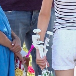 Ben Affleck et Jennifer Garner assistent avec leurs enfants Violet, Seraphina et Samuel à la parade patriotique du 4 juillet à Pacific Palisades, le 4 juillet 2017