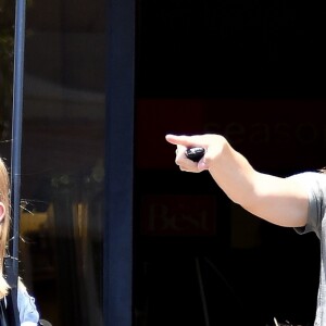 Jennifer Garner fait du shopping avec ses enfants Violet, Seraphina et Samuel à Brentwood, le 2 juillet 2017