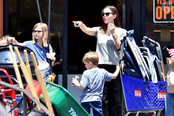 Jennifer Garner fait du shopping avec ses enfants Violet, Seraphina et Samuel à Brentwood, le 2 juillet 2017