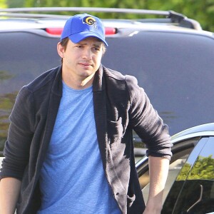 Exclusif - Ashton Kutcher se promène avec sa fille Wyatt à Studio City le 21 avril 2017.