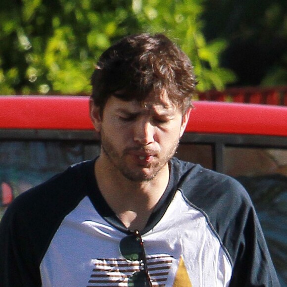 Exclusif - Ashton Kutcher accompagne sa fille Wyatt à l'école à Studio City, le 29 mars 2017