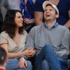 Mila Kunis et son fiancé Ashton Kutcher très amoureux et très complices au match de basket des Lakers à Oklahoma City, le 19 décembre 2014.