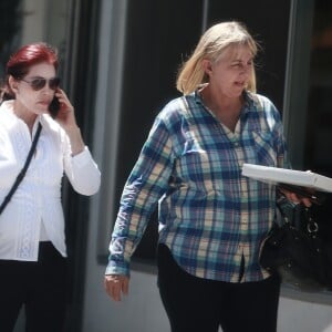 Exclusif - Priscilla Presley semble pleurer au téléphone dans les rues de Brentwood, le 29 juin 2017