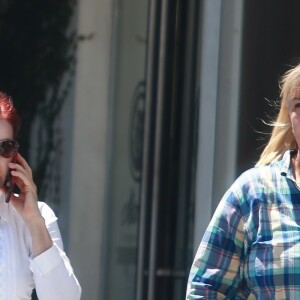 Exclusif - Priscilla Presley semble pleurer au téléphone dans les rues de Brentwood, le 29 juin 2017
