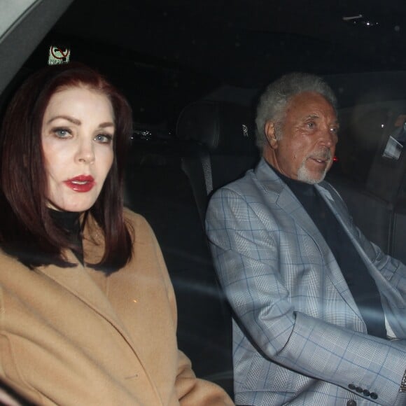 Priscilla Presley et Tom Jones sortant après une soirée passée au Craig's à West Hollywood, le 19 janvier 2017.