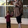Exclusif - Patton Oswalt, sa femme Michelle McNamara et leur fille Alice à l'aéroport de Los Angeles, le 27 décembre 2012